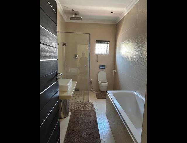 4 BEDROOM HOUSE FOR SALE IN OOS EINDE